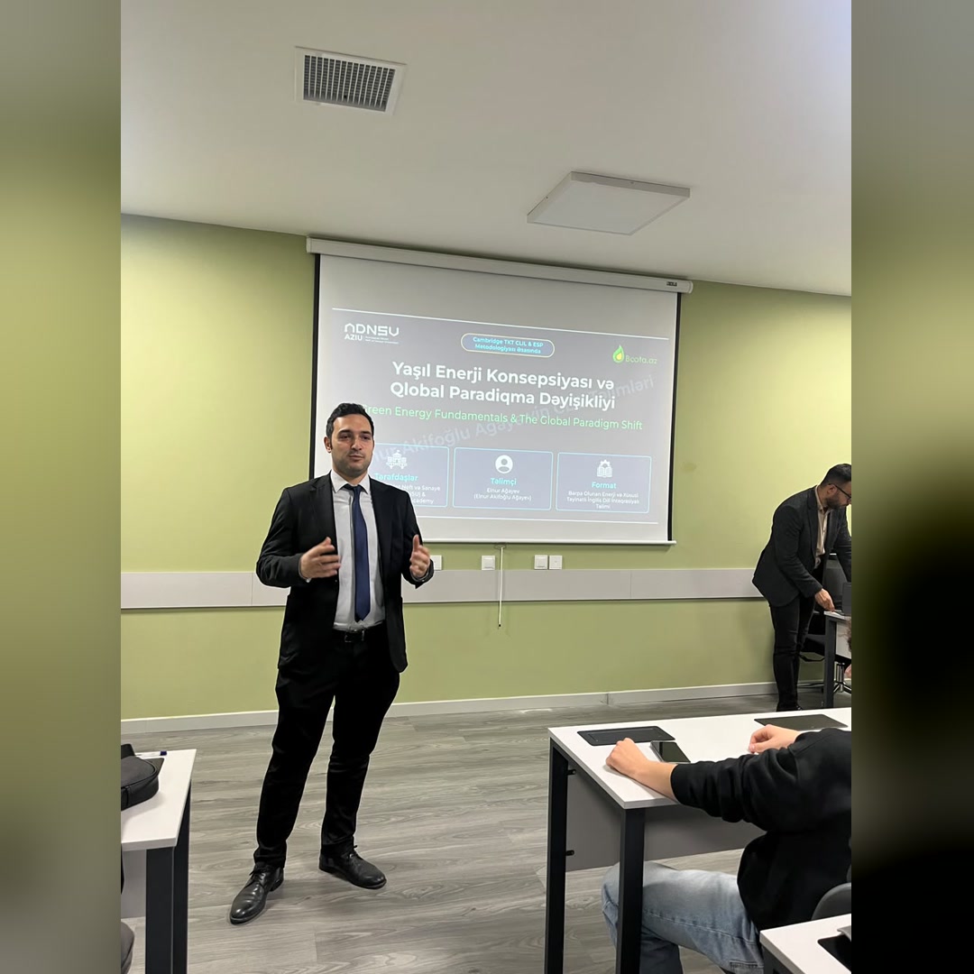 Elnur Ağayev speaking beside the Green Energy TKT CLIL presentation slide.