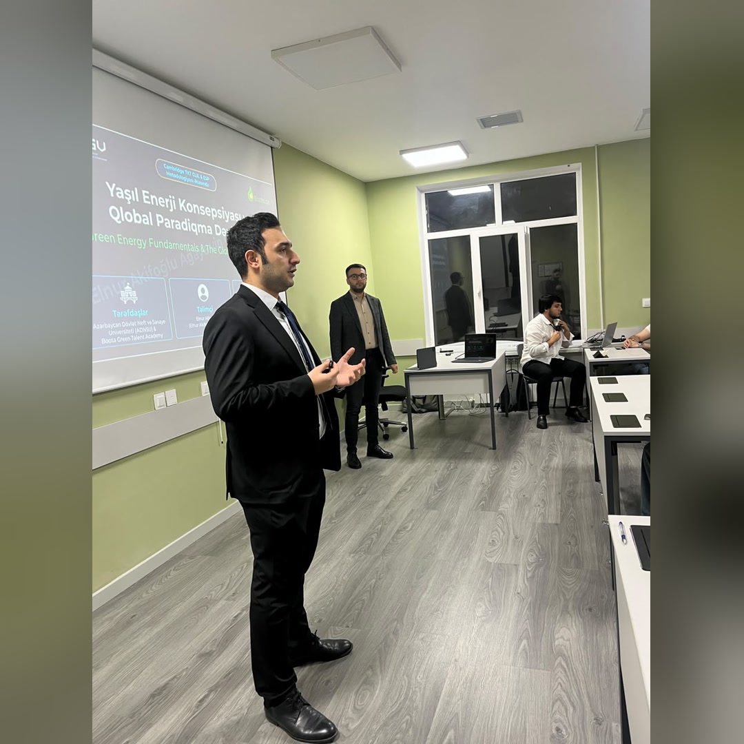 Elnur Ağayev speaking during the first Green Energy TKT CLIL session.